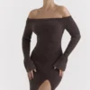 Lucena Espresso gebreide off-shoulder jurk