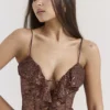 Lucianna Espresso kanten maxi-jurk