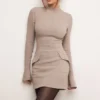 Mahalia Taupe mini-jurk met lange mouwen