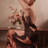 Mariamma donkerbruine maxi-jurk van satijn met bloemenprint