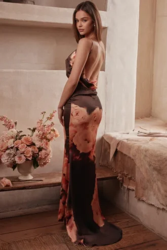 Mariamma donkerbruine maxi-jurk van satijn met bloemenprint