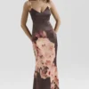 Mariamma donkerbruine maxi-jurk van satijn met bloemenprint