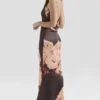 Mariamma donkerbruine maxi-jurk van satijn met bloemenprint