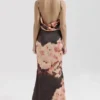 Mariamma donkerbruine maxi-jurk van satijn met bloemenprint