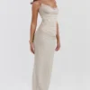 Nalini zandkleurige maxi-jurk van stretch mesh