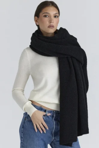 Nara Zwarte wollen oversized sjaal met textuur