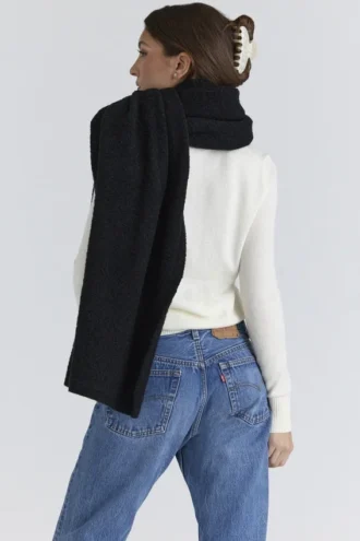 Nara Zwarte wollen oversized sjaal met textuur