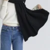 Nara Zwarte wollen oversized sjaal met textuur