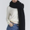 Nara Zwarte wollen oversized sjaal met textuur