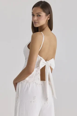 Nolia: wit katoenen topje met strikken op de rug en broderie anglaise