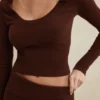 Raquel chocoladebruine top met ronde hals van kasjmiermix