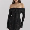 Sadie zwarte mini-jurk met bloemenkant en blote schouders