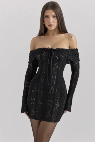 Sadie zwarte mini-jurk met bloemenkant en blote schouders
