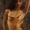 Safaira Amber satijnen maxi-jurk met gedrapeerde cowl-hals