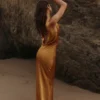 Safaira Amber satijnen maxi-jurk met gedrapeerde cowl-hals