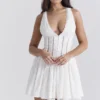 Sarita witte katoenen mini-jurk met broderie anglaise en diepe halslijn