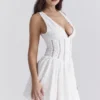 Sarita witte katoenen mini-jurk met broderie anglaise en diepe halslijn