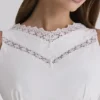 Scarlett witte katoenen midi-jurk met kanten rand en getailleerde taille