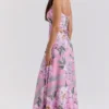 Seren roze maxi-jurk met bloemenprint en kanten rug