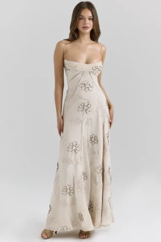 Seren Vanilla Maxi-jurk met geborduurde, handgeknoopte bloemen