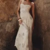 Seren Vanilla Maxi-jurk met geborduurde, handgeknoopte bloemen