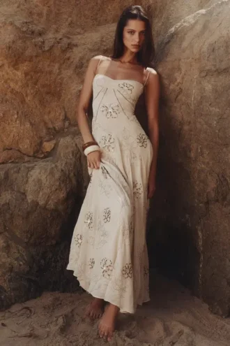 Seren Vanilla Maxi-jurk met geborduurde, handgeknoopte bloemen