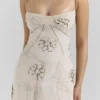 Seren Vanilla Maxi-jurk met geborduurde, handgeknoopte bloemen