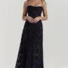 Seren zwarte maxi-jurk met bloemenprint en kanten rug