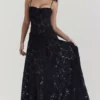 Seren zwarte maxi-jurk met bloemenprint en kanten rug