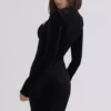 Sierra zwarte fluwelen mini-jurk met diep decolleté