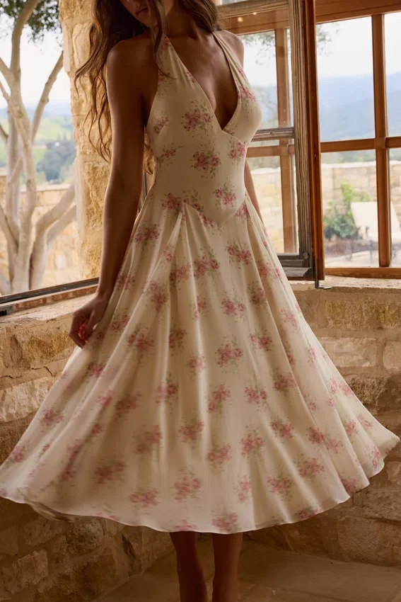 Solada ivoorkleurige midi-halterjurk van georgette met vintage rozenprint