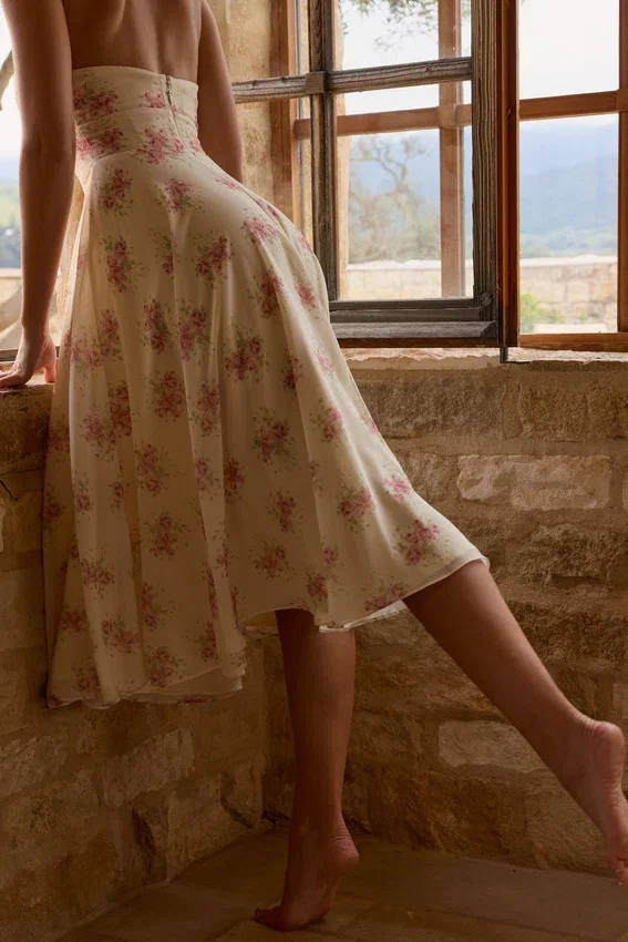 Solada ivoorkleurige midi-halterjurk van georgette met vintage rozenprint