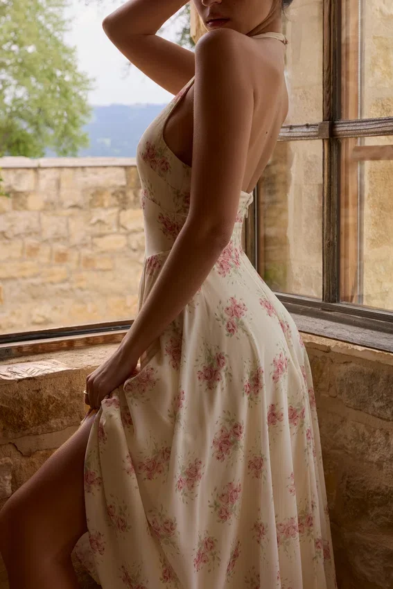 Solada ivoorkleurige midi-halterjurk van georgette met vintage rozenprint