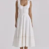 Solana witte katoenen midi-zomerjurk met getailleerde taille