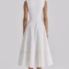 Solana witte katoenen midi-zomerjurk met getailleerde taille