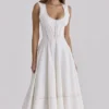 Solana witte katoenen midi-zomerjurk met getailleerde taille
