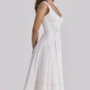 Solana witte katoenen midi-zomerjurk met getailleerde taille