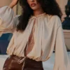 Talia Ecru satijnen blouse met open voorkant