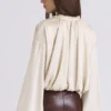 Talia Ecru satijnen blouse met open voorkant