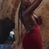 Thalina Wijnrode gedrapeerde halternek maxi-jurk