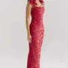 Tiff Holly rode fluwelen maxi-jurk met kant