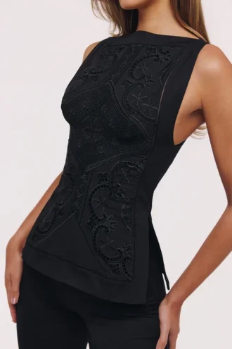 Valencia Zwarte katoenen top met broderie anglaise en boothals