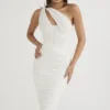 Valentina ivoorkleurige midi-jurk met asymmetrische uitsnijding