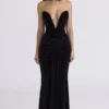 Vienne zwarte fluwelen maxi-avondjurk met diep decolleté – Limited Edition