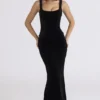 Yasmina zwarte fluwelen maxi-jurk met zandloperfiguur – Limited Edition