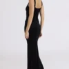 Yasmina zwarte fluwelen maxi-jurk met zandloperfiguur – Limited Edition