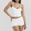 Zomerse witte, sierlijke gebreide top