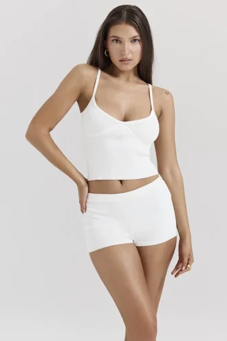Zomerse witte, sierlijke gebreide top