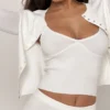 Zomerse witte, sierlijke gebreide top